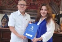 Ketua DPP PAN Zulkifli Hasan Memberikan SK kepada Nabiha Alwy sebagai Ketua DPW PAN Maluku Utara. (Rakyatmu)