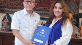 Ketua DPP PAN Zulkifli Hasan Memberikan SK kepada Nabiha Alwy sebagai Ketua DPW PAN Maluku Utara. (Rakyatmu)