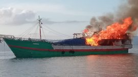 Kapal KM Belavista Terbakar di Dermaga Desa Malbufa. (Rakyatmu)