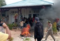 Massa Aksi Membakar Ban di Depan Kantor PUPR Kabupaten Pulau Taliabu. (Rakyatmu)