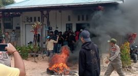 Massa Aksi Membakar Ban di Depan Kantor PUPR Kabupaten Pulau Taliabu. (Rakyatmu)