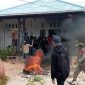 Massa Aksi Membakar Ban di Depan Kantor PUPR Kabupaten Pulau Taliabu. (Rakyatmu)