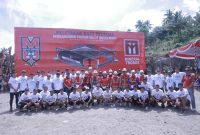 Foto Bersama dengan Pemain Malut United Usai Peletakan Batu Pertama. (Humas for Rakyatmu)