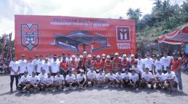 Foto Bersama dengan Pemain Malut United Usai Peletakan Batu Pertama. (Humas for Rakyatmu)