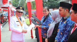 Wali Kota Ternate Serahkan 8 Unit Mobil Ambulance di Delapan Kecamatan dan Truck Amrol. (Humas For Rakyatmu)