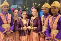 Peserta Tarian Daerah Kabupaten Kepulauan Sula yang Menyambut Tamu Undangan di HUT ke-78 RI. (Istimewa/Rakyatmu)
