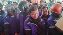 Om Ojek Andalan saat Mengambil Jaket dan Helm di Kantor Bappelitbangda Kota Ternate. (Rakyatmu)