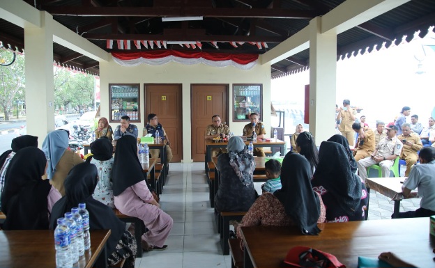 Wali Kota Ternate Bersama Pimpinan OPD Lakukan Pertemuan dengan Pedagang Pandara Kananga. (Rakyatmu)