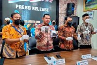 Dua tersangka dan barang bukti yang diamankan BNNP Maluku Utara. (Rakyatmu)