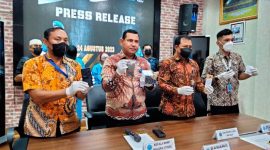 Dua tersangka dan barang bukti yang diamankan BNNP Maluku Utara. (Rakyatmu)