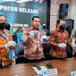 Dua tersangka dan barang bukti yang diamankan BNNP Maluku Utara. (Rakyatmu)