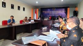 Sidang Kode Etik Terkait Dugaan Keterlibatan Anggota PPK Kecamatan Pulau Makian di Kantor Bawaslu Maluku Utara. (Rakyatmu)