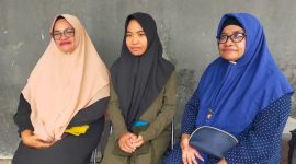 Mindrawati Hamid (Tengah) Bersama Keluarga Mengadu ke Bawaslu Kota Tidore Kepulauan. (Rakyatmu)