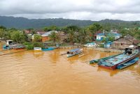 Warna coklat Sungai Sagea, Halmahera Tengah yang diduga tercemar akibat aktivitas perusahaan tambang . (Dok. Adlun Fiqri for Rakyatmu)