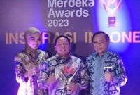 Bupati Pulau Taliabu Alion Mus (Tengah) Menerima Penghargaan Merdeka Awards 2023. (Istimewa/Rakyatmu)