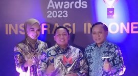 Bupati Pulau Taliabu Alion Mus (Tengah) Menerima Penghargaan Merdeka Awards 2023. (Istimewa/Rakyatmu)