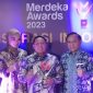 Bupati Pulau Taliabu Alion Mus (Tengah) Menerima Penghargaan Merdeka Awards 2023. (Istimewa/Rakyatmu)