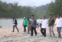 Direktur PPDK Kemendes Dwi Rudi Hartoyo Bersama Forkopimda Kunjungi Wisata Danau Likitobi. (Rakyatmu)