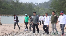 Direktur PPDK Kemendes Dwi Rudi Hartoyo Bersama Forkopimda Kunjungi Wisata Danau Likitobi. (Rakyatmu)