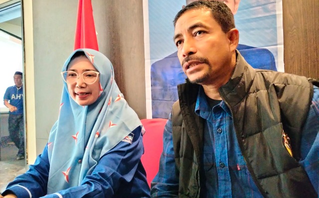 Kepala BKSN DPP Partai Demokrat Andi Timo Pangerang (kiri) didampingi ketum DPD Partai Demokrat Maluku Utara M. Rahmi Husen. (Rakyatmu)