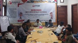 Bawaslu Kota Ternate Berdiskusi dengan Wartawan Liputan Politik. (Rakyatmu)