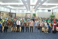 Foto Bersama Usai Wali Kota Ternate Meluncurkan Aksi Perubahan Kolaborasi Perencanaan Berbasis Komunitas. (Humas Pemkot for Rakyatmu)