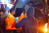 Mayat Dievakusi oleh Petugas Kepolisian untuk Dilakukan Visum di RSUD Chasan Boesoirie Ternate. (Rakyatmu)