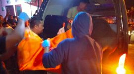 Mayat Dievakusi oleh Petugas Kepolisian untuk Dilakukan Visum di RSUD Chasan Boesoirie Ternate. (Rakyatmu)