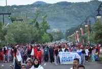 Wakil Wali Kota Tidore Kepulauan Bersama Peserta Jalan Sehat di Bundaran Jalan 40 Sofifi. (Dok. Humas Pemkot for Rakyatmu)