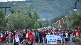 Wakil Wali Kota Tidore Kepulauan Bersama Peserta Jalan Sehat di Bundaran Jalan 40 Sofifi. (Dok. Humas Pemkot for Rakyatmu)