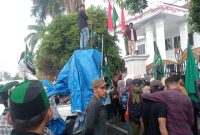 Akasi Unjuk Rasa di Depan Rumah Dinas Gubernur Provinsi Maluku Utara di Kota Ternate. (Rakyatmu)