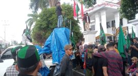 Akasi Unjuk Rasa di Depan Rumah Dinas Gubernur Provinsi Maluku Utara di Kota Ternate. (Rakyatmu)