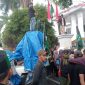 Akasi Unjuk Rasa di Depan Rumah Dinas Gubernur Provinsi Maluku Utara di Kota Ternate. (Rakyatmu)