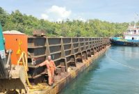 Material Batu Pecah Tiba di Pelabuhan Karamat, Kecamatan Taliabu Barat. (Rakyatmu)