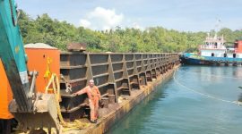 Material Batu Pecah Tiba di Pelabuhan Karamat, Kecamatan Taliabu Barat. (Rakyatmu)