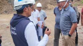 Wali Kota Ternate bersama Kepala Dinas PUPR Monitoring Pekerjaan Dermaga Hiri. (Rakyatmu)