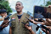 Kadis DLH Maluku Utara Fachruddin Tukuboya Saat Diwawancarai Terkait Sungai Sagea di Depan Kediaman Gubernur. (Rakyatmu)