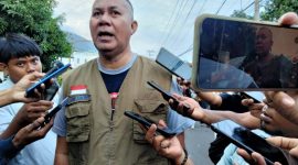 Kadis DLH Maluku Utara Fachruddin Tukuboya Saat Diwawancarai Terkait Sungai Sagea di Depan Kediaman Gubernur. (Rakyatmu)