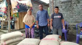 Syaiful Ketika Menyerahkan Bantuan Material Bangunan kepada Salah Aatu Warga di Kelurahan Kalumata. (Rakyatmu)