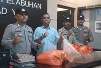 Polsek Kawasan Pelabuhan Ahmad Yani Ternate Mengamankan Minuman Keras Jenis Cap Tikus. (Rakyatmu)
