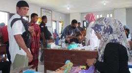 Khitanan Massal di Kantor Desa Kawalo. (Rakyatmu)