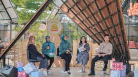 Ketua TP-PKK Kabupaten Pulau Taliabu, Zahra Aliong Mus (Tengah) dan Ketua TP-PKK Pusat Tri Tito Karnavian (Samping Kanan Zahra). (Istimewa/Rakyatmu)