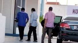 Ketua DPW Partai NasDem Maluku Utara Achmad Hatari Saat Turun Dari Mobil Untuk Menghadiri Rapat Pembahasan Pergantian Abdul Malik Ibrahim. (Rakyatmu)