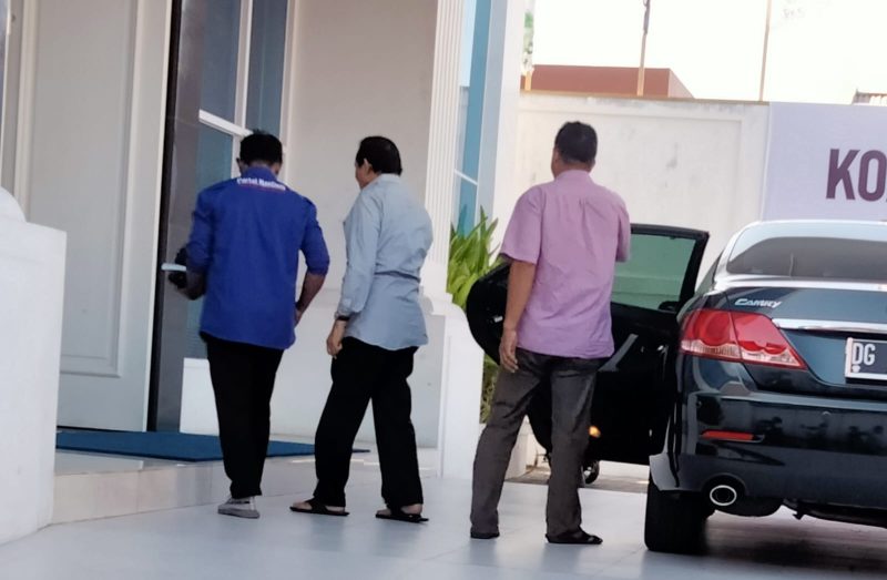 Ketua DPW Partai NasDem Maluku Utara Achmad Hatari Saat Turun Dari Mobil Untuk Menghadiri Rapat Pembahasan Pergantian Abdul Malik Ibrahim. (Rakyatmu)