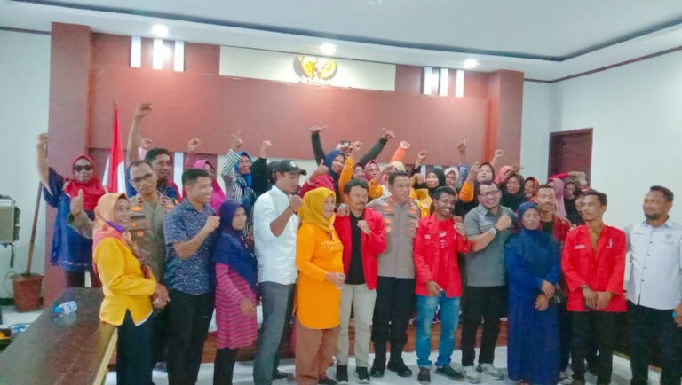 Polres Kepulauan Sula Melakukan Mediasi dengan Massa Aksi Pemboikotan Jalan Kali Baleha dan Pedagang di Pariwisata Waka. (Rakyatmu)