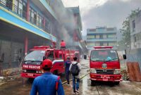 Proses Pemadaman Kebakaran di Salah Satu Gudang CFC di Kelurahan Santiong Kota Ternate pada Minggu, 2 April 2023. (Rakyatmu)