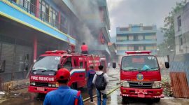 Proses Pemadaman Kebakaran di Salah Satu Gudang CFC di Kelurahan Santiong Kota Ternate pada Minggu, 2 April 2023. (Rakyatmu)