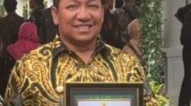 Bupati Pulau Taliabu Aliong Mus Terima Penghargaan Penurunan Angka Stunting. (Rakyatmu)