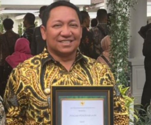 Bupati Pulau Taliabu Aliong Mus Terima Penghargaan Penurunan Angka Stunting. (Rakyatmu)