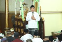 Wali Kota Ternate M. Tauhid Soleman saat Menyerahkan Lahan Kubur kepada Warga Kelurahan Fitu.
